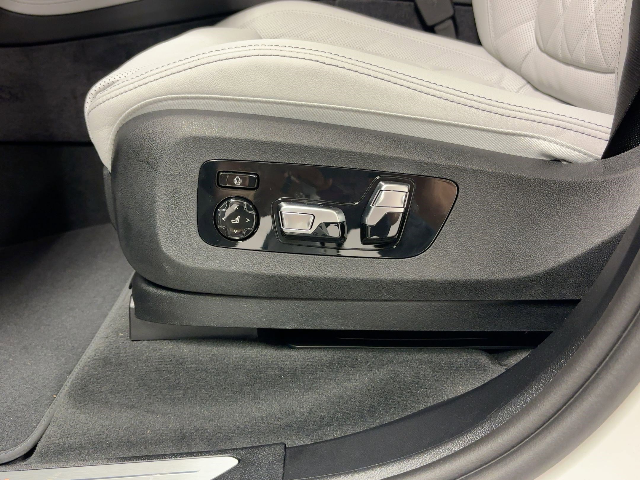 New 2026 BMW X7 xDrive40i w/ Premium Package image 12