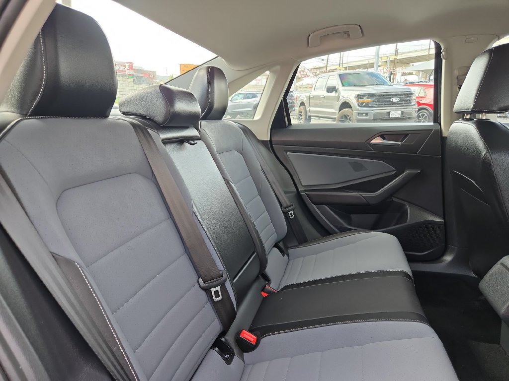 Used 2026 Volkswagen Jetta SE FWD image 30