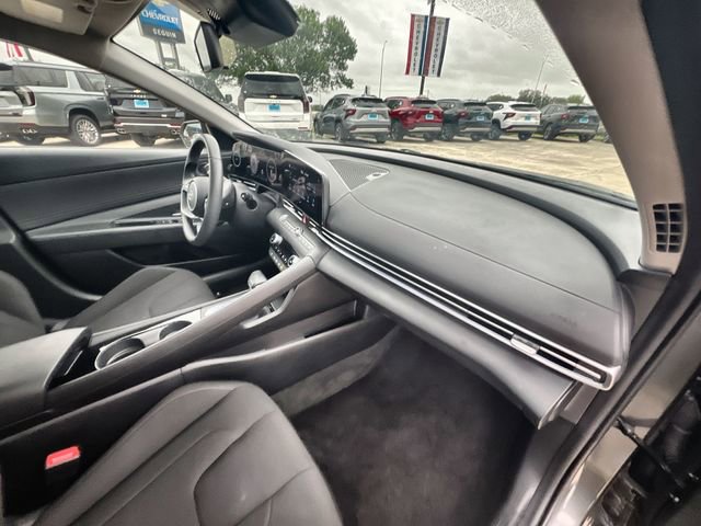 Used 2025 Hyundai Elantra SEL FWD image 28