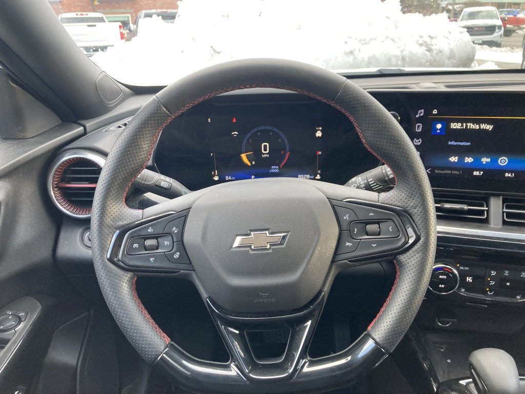 Used 2025 Chevrolet Trax RS w/ Sunroof Package image 13