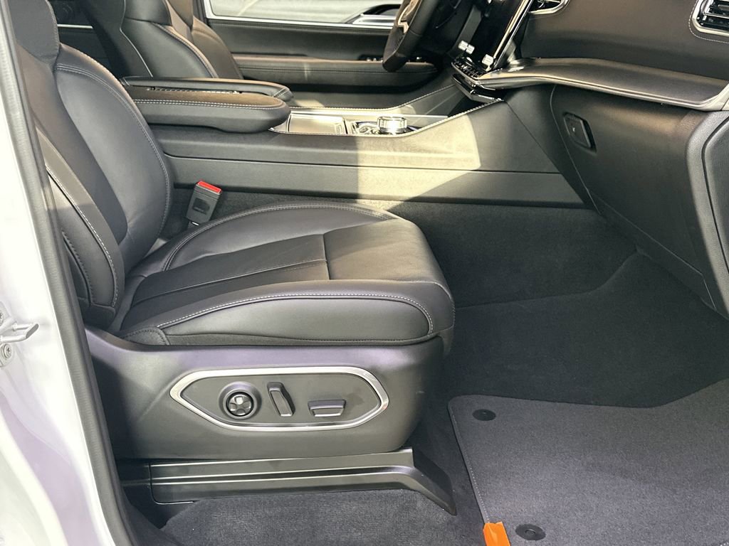 New 2026 Jeep Grand Wagoneer L Limited AWD/4WD image 10