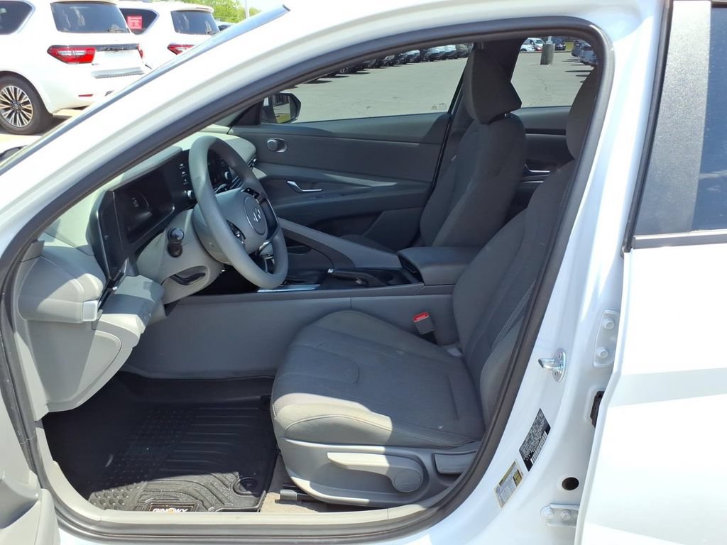 Used 2025 Hyundai Elantra SE FWD image 4