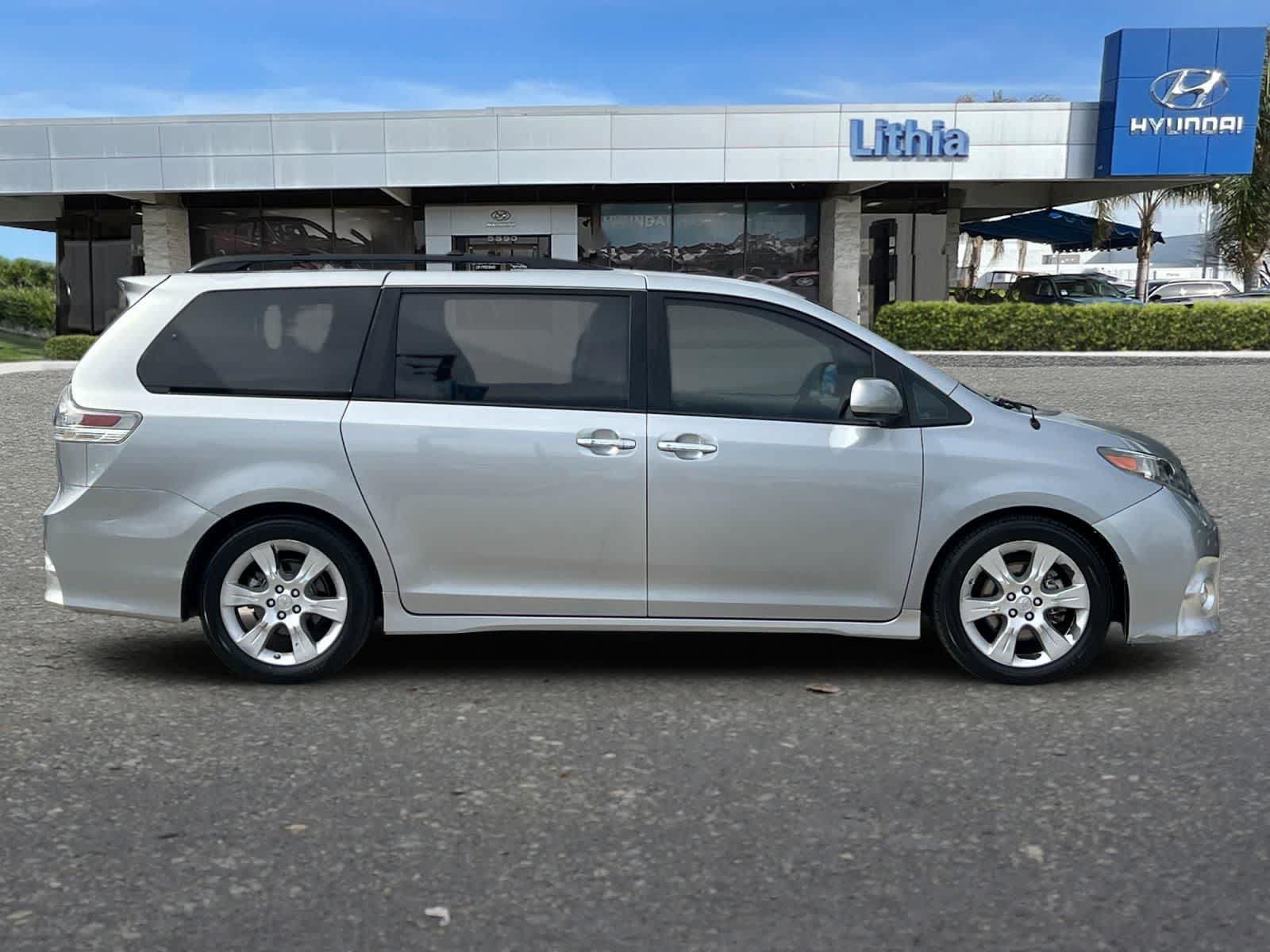Used 2014 Toyota Sienna SE FWD image 9