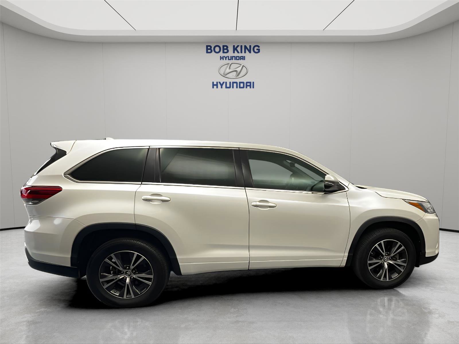 Used 2017 Toyota Highlander Plus FWD image 6