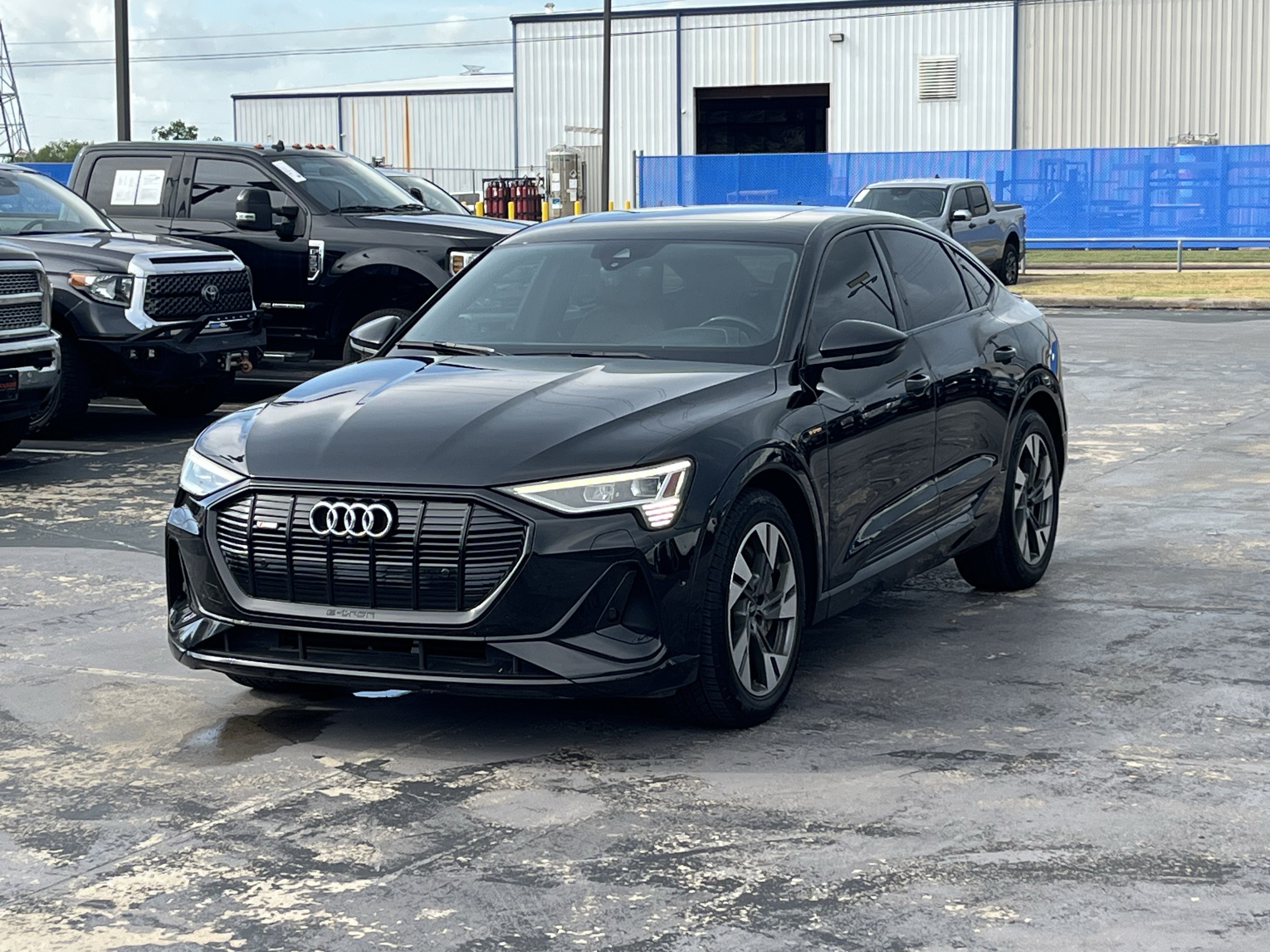 Used 2022 Audi e-tron Premium w/ Convenience Plus Package AWD/4WD image 3