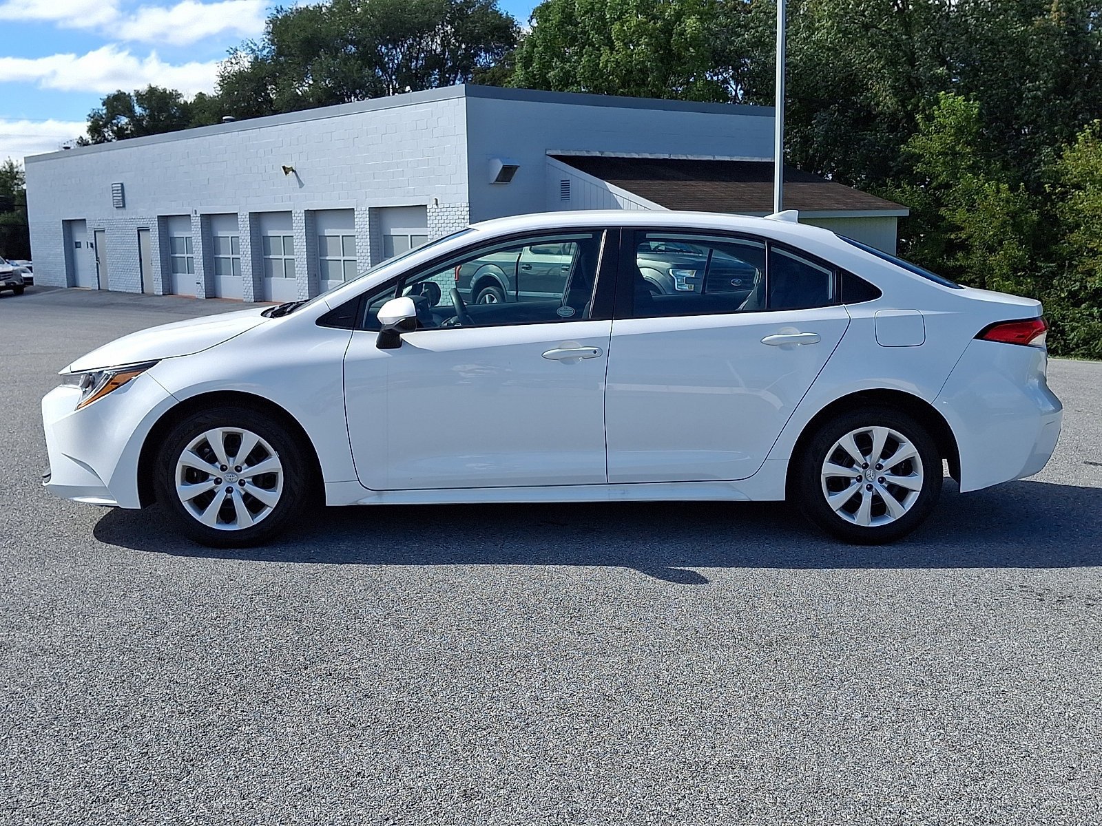 Used 2025 Toyota Corolla LE FWD image 4