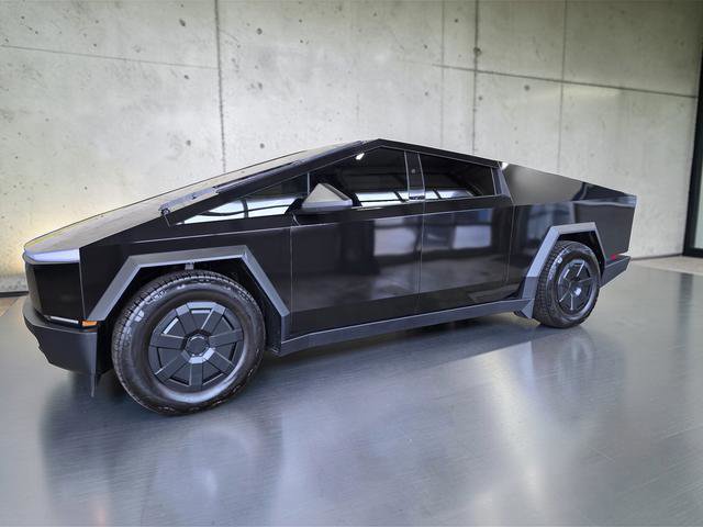 Used 2024 Tesla Cybertruck AWD Crew Cab image 8