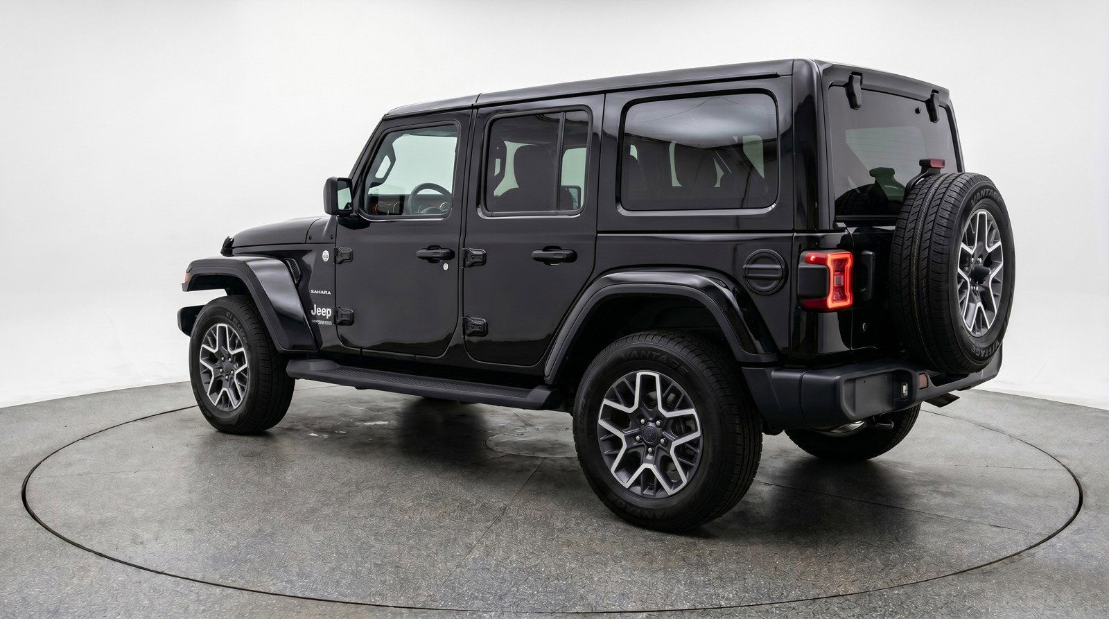 Used 2025 Jeep Wrangler Sahara image 6