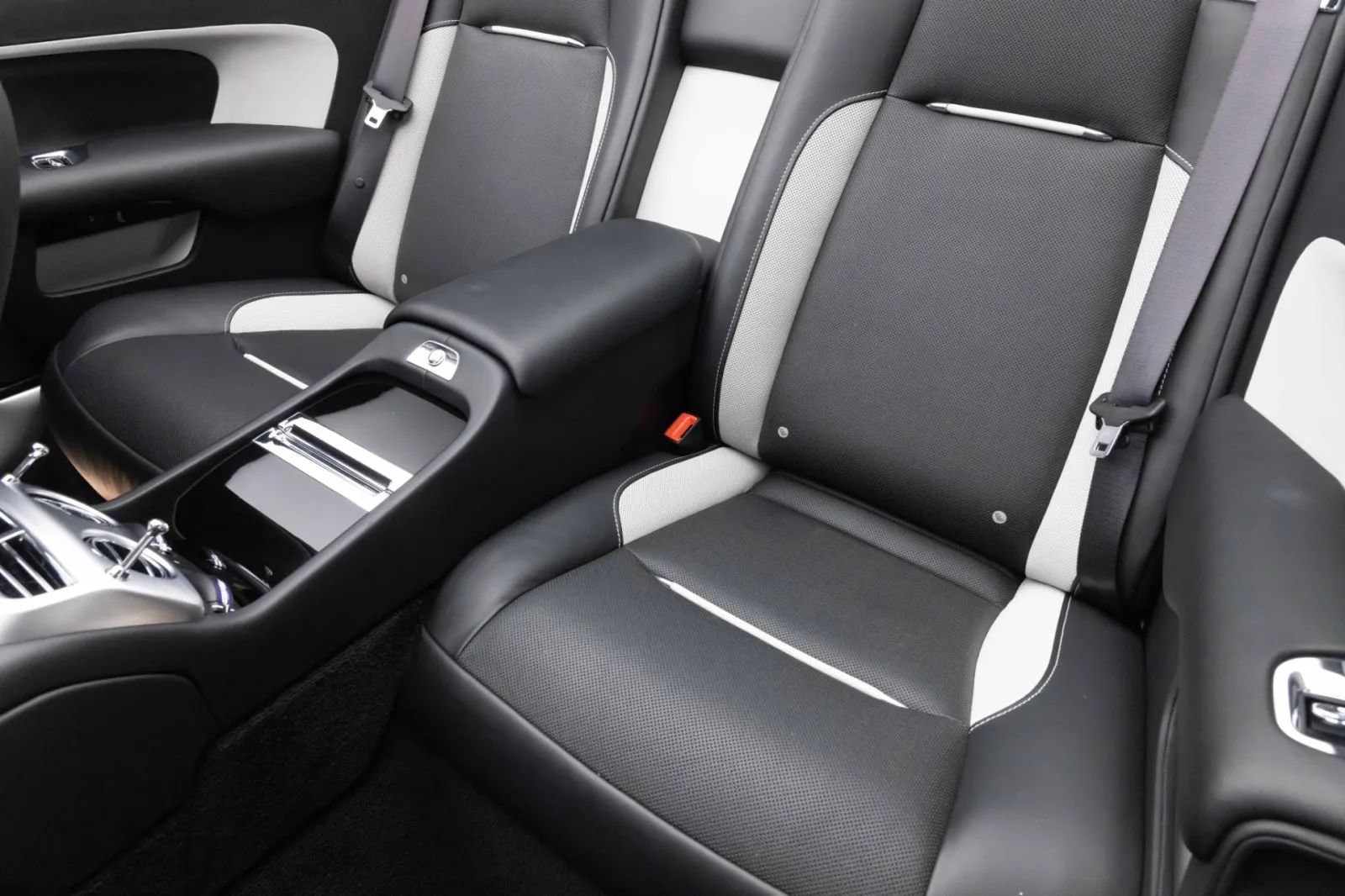 Used 2019 Rolls-Royce Dawn RWD image 40