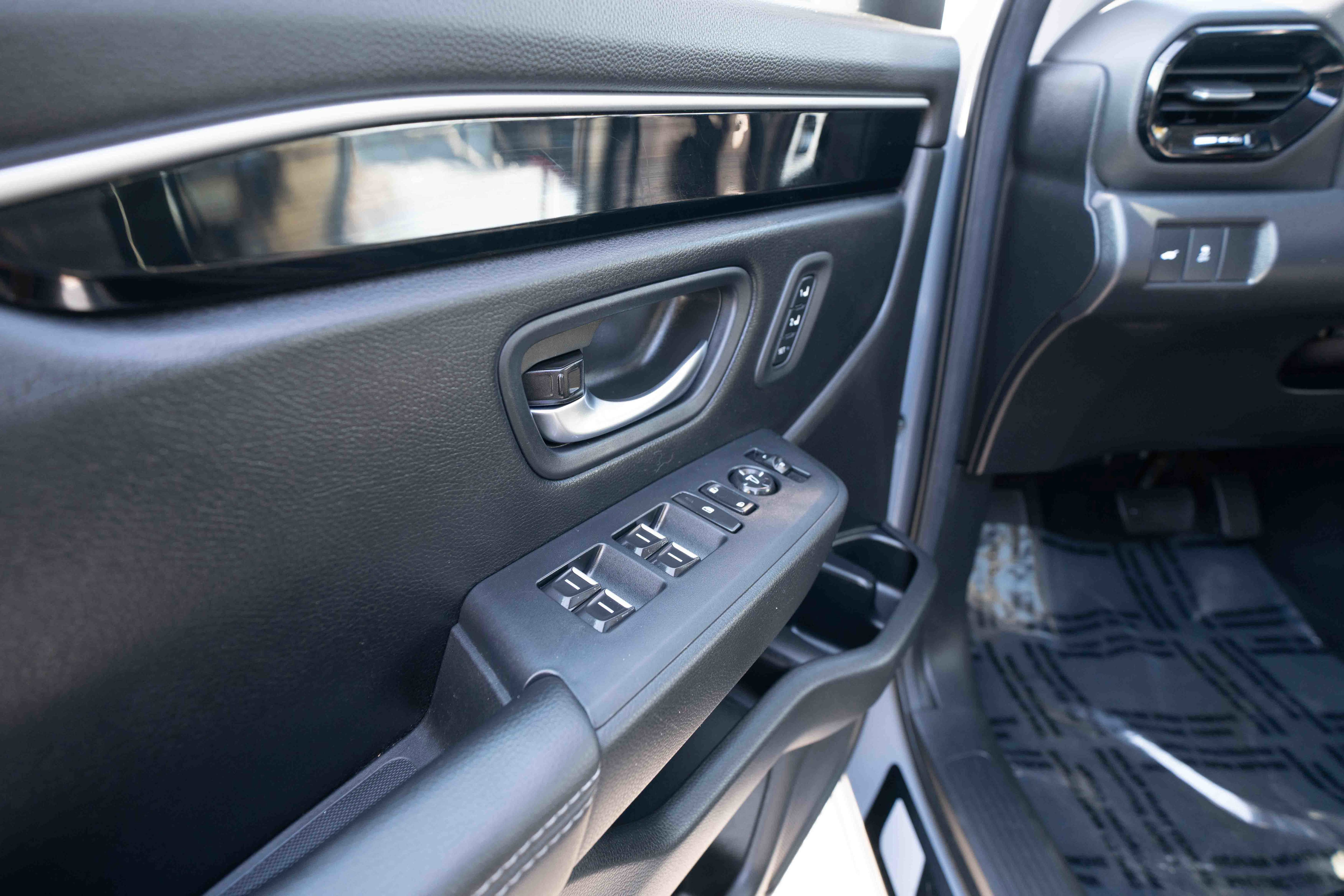 Used 2025 Honda Pilot Touring image 7
