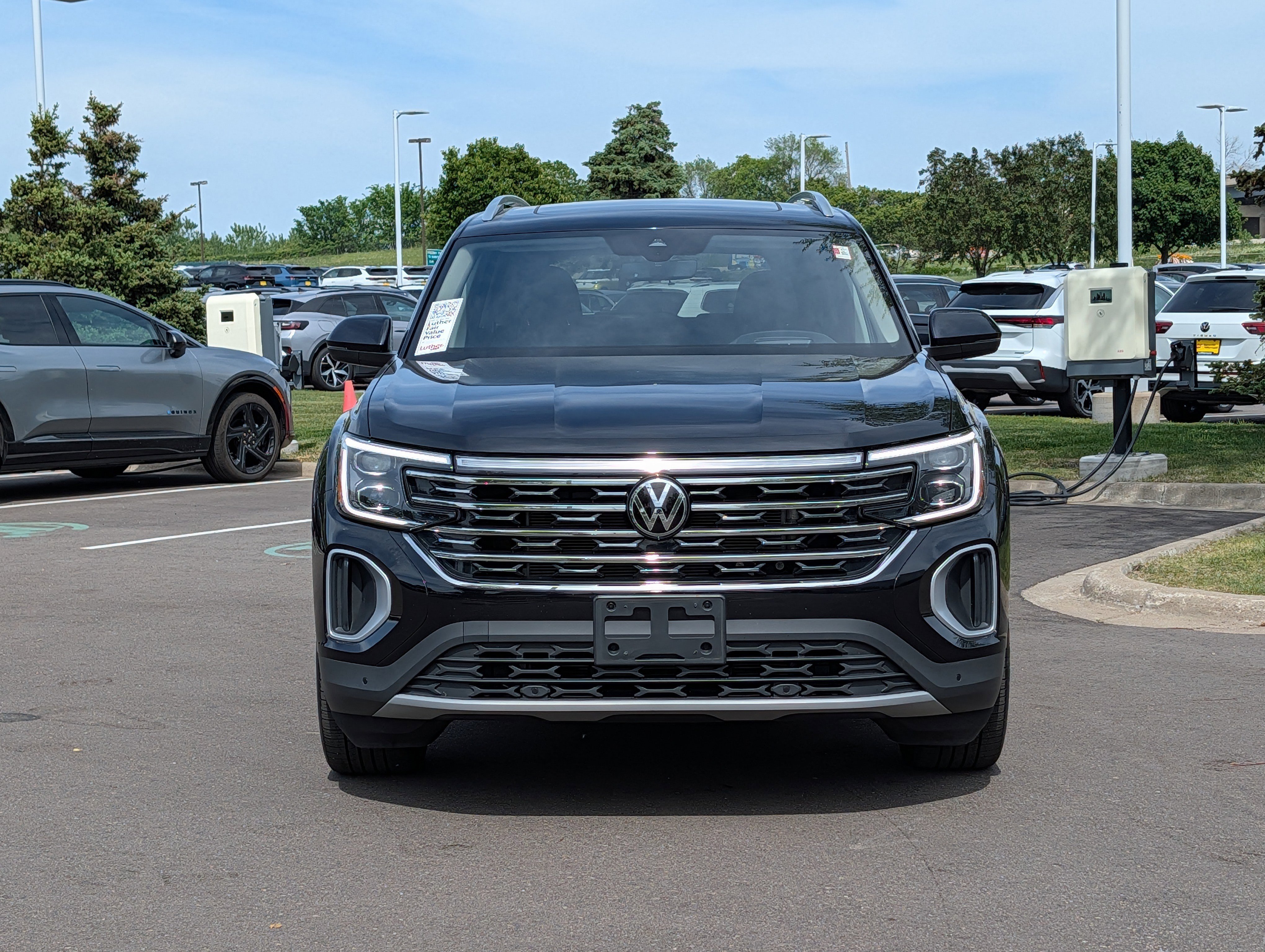 Used 2024 Volkswagen Atlas SEL AWD/4WD image 2