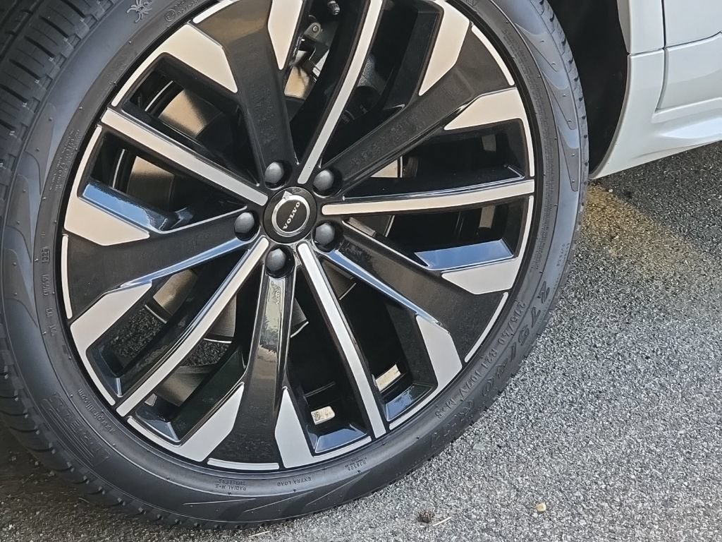 New 2026 Volvo XC90 B6 Plus w/ Protection Package Premier AWD/4WD image 6