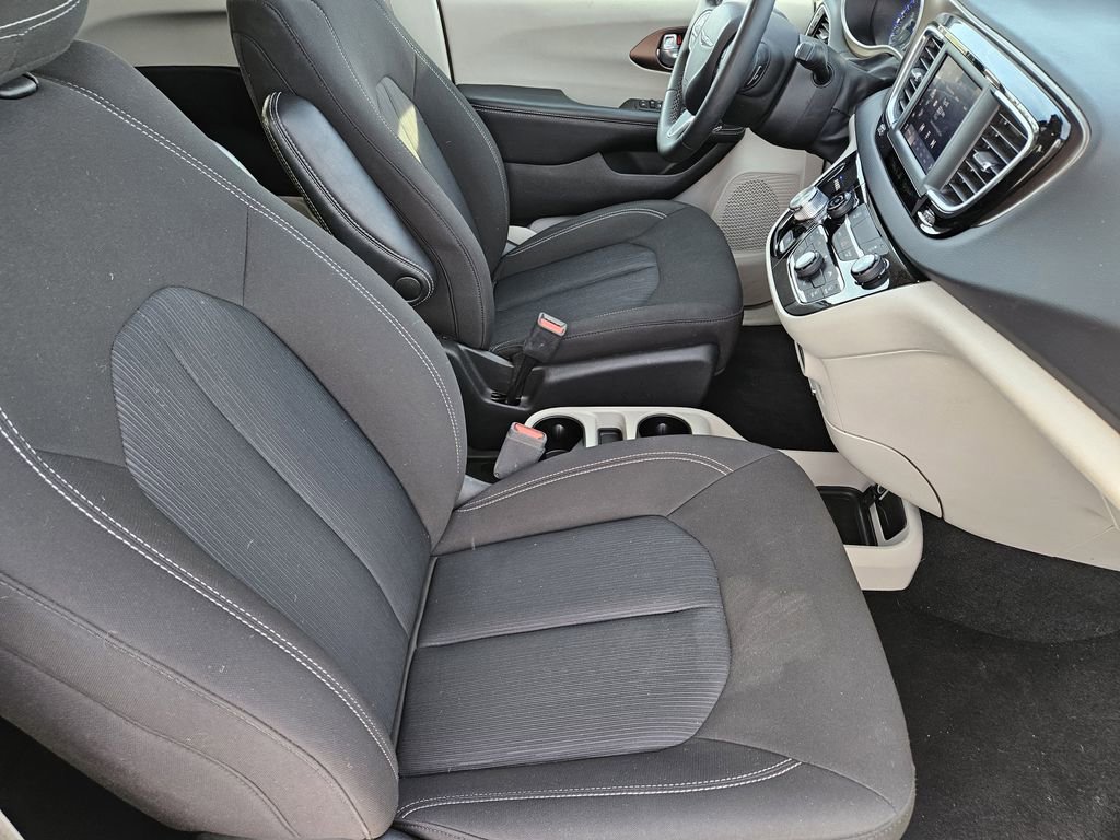 Used 2023 Chrysler Voyager LX image 10