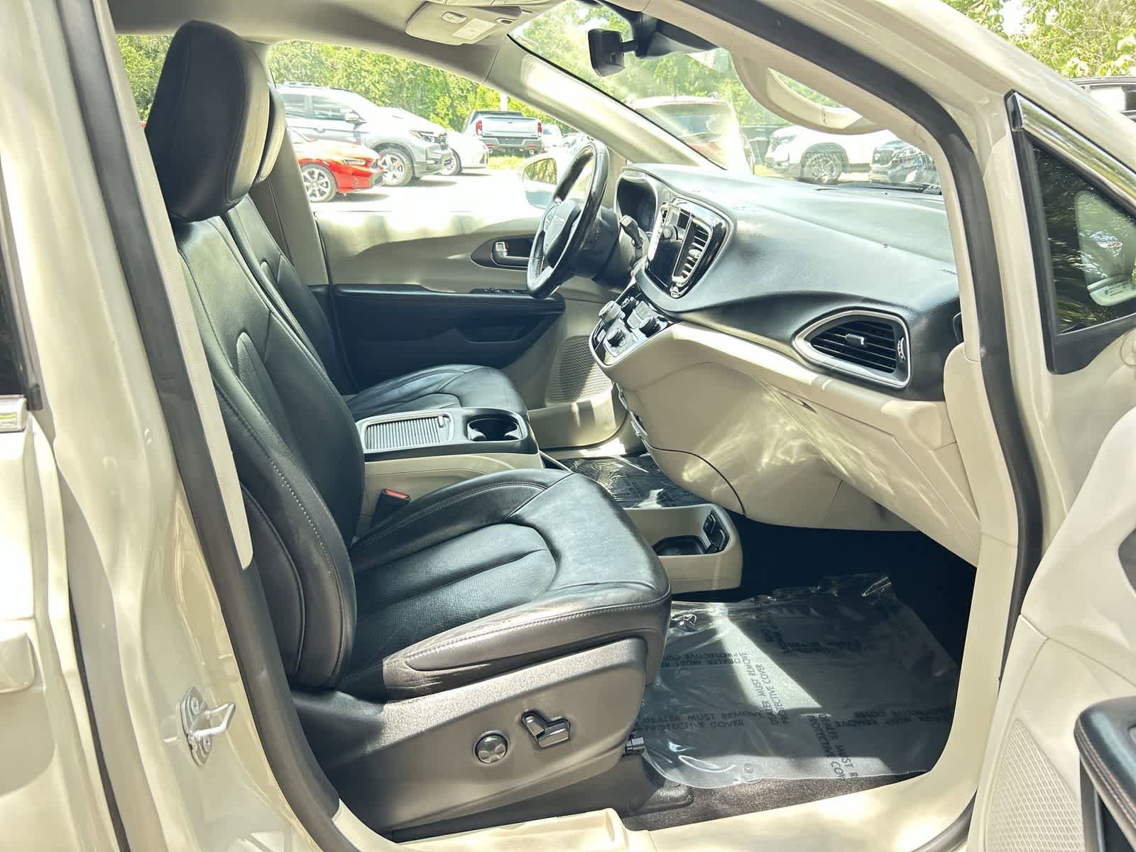 Used 2020 Chrysler Pacifica Touring-L Plus FWD image 14