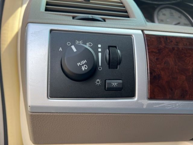 Used 2009 Chrysler Town & Country Touring image 10