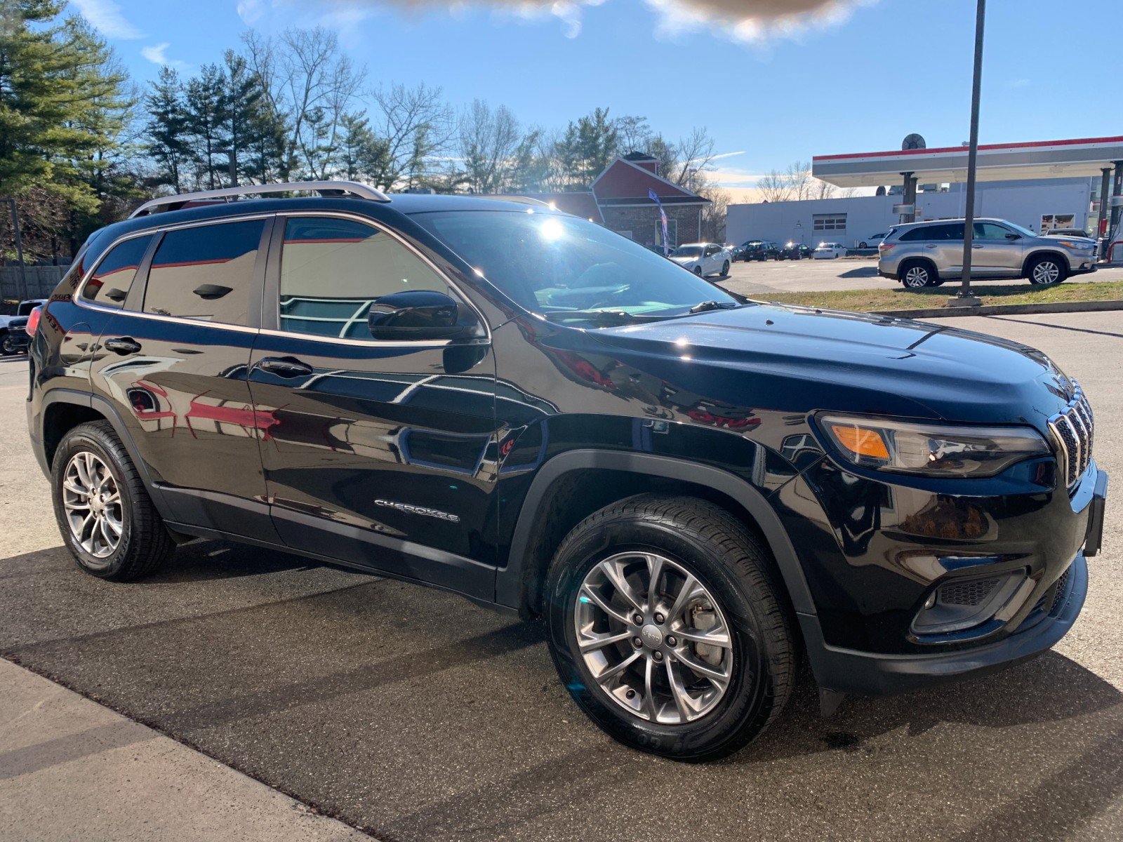 Used 2019 Jeep Cherokee Latitude Plus w/ Cold Weather Group image 3