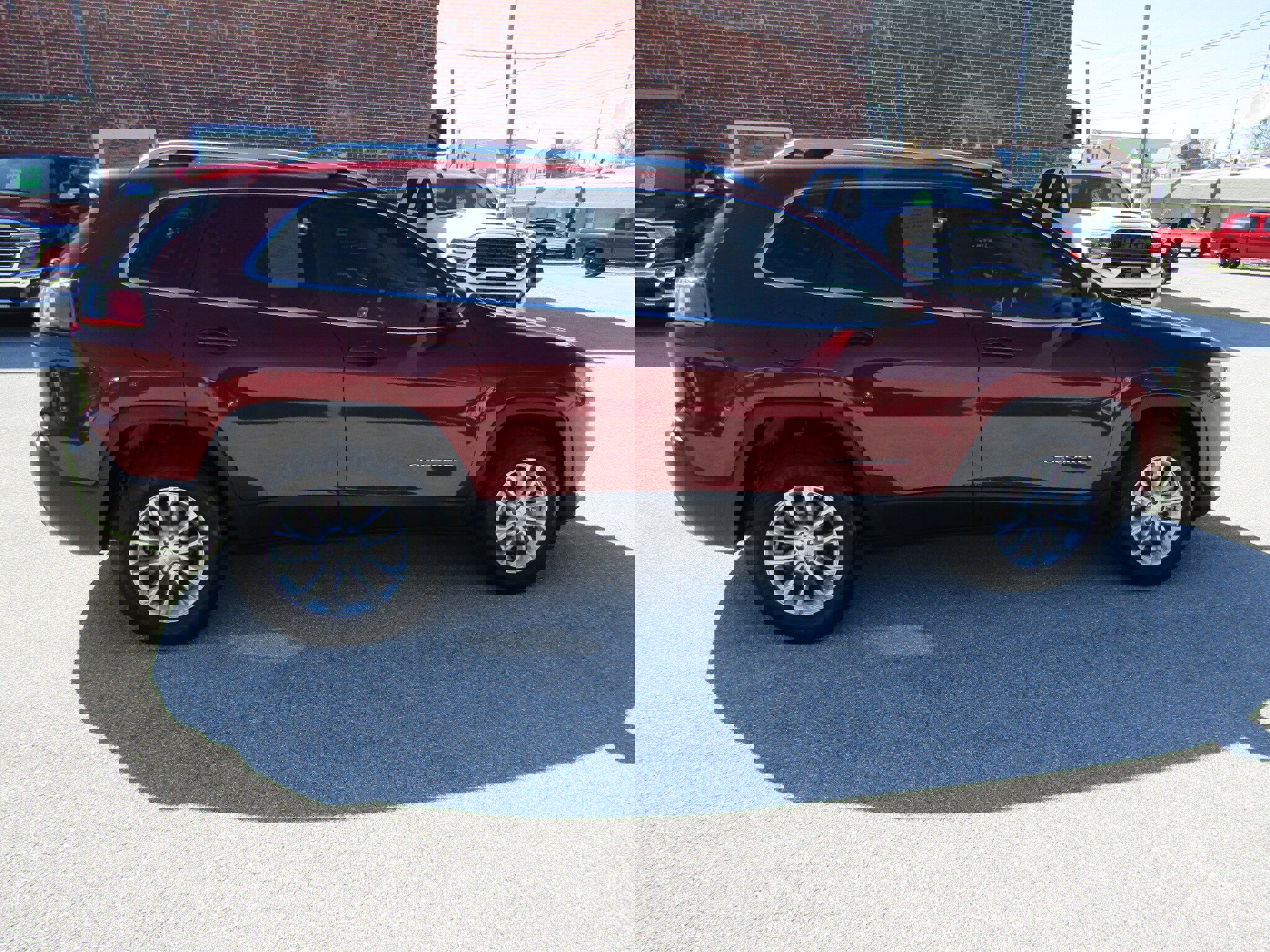 Used 2019 Jeep Cherokee Latitude w/ Cold Weather Group image 2