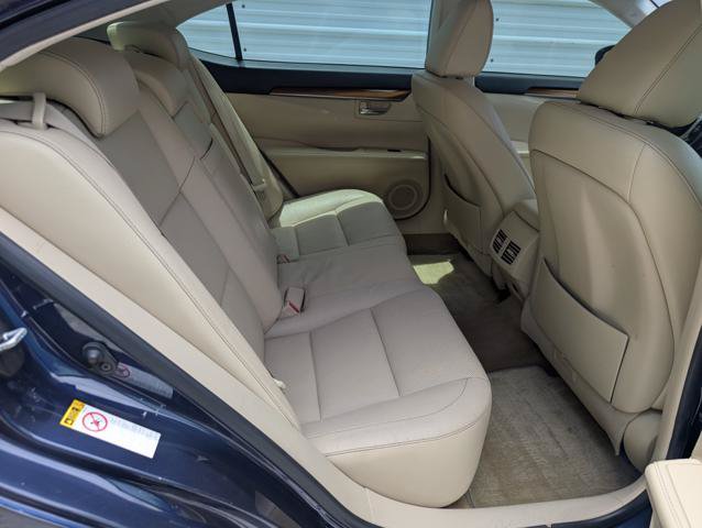 Used 2014 Lexus ES 300h w/ Luxury Package w/Bamboo Trim FWD image 18