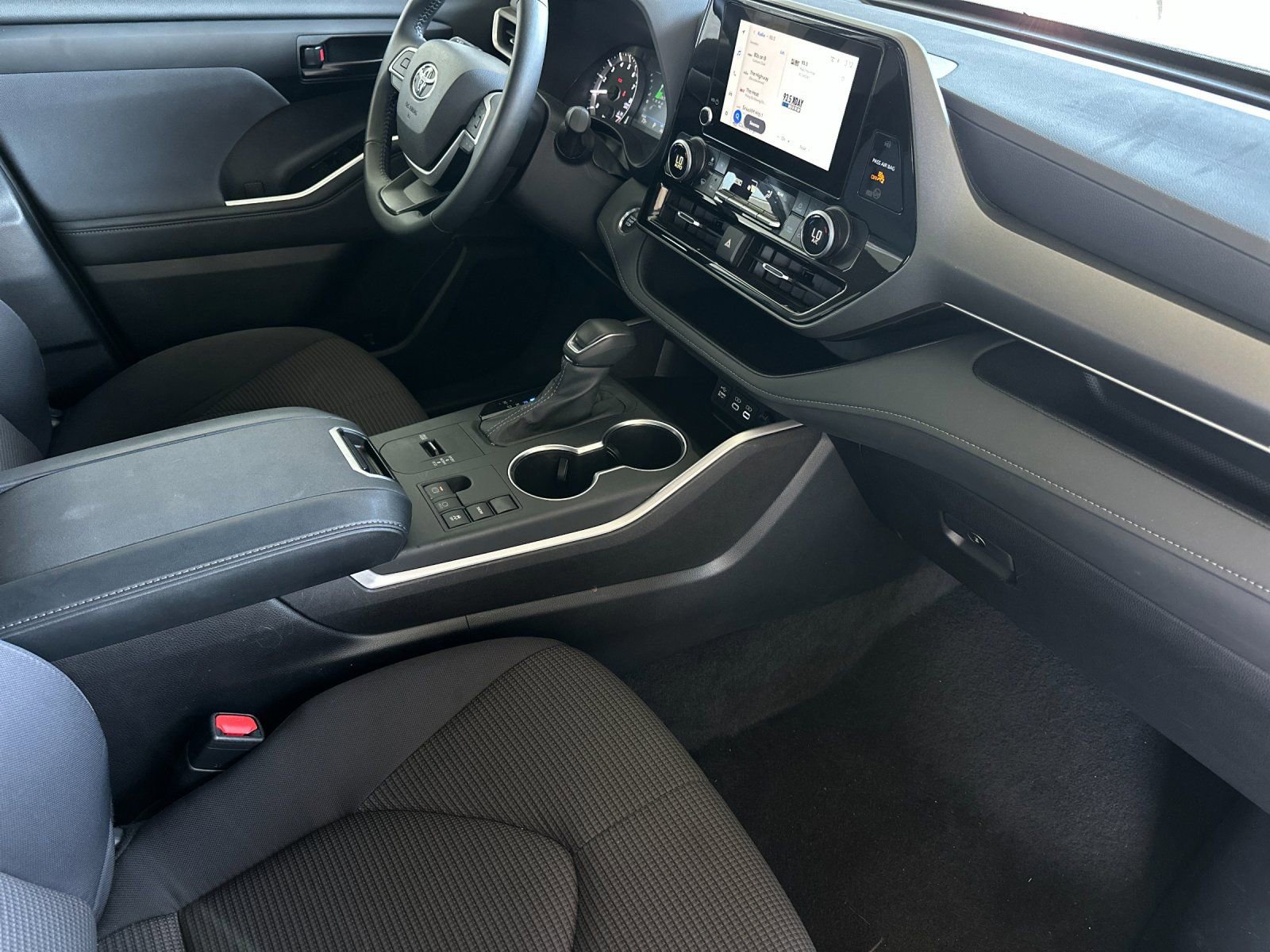 Used 2025 Toyota Highlander LE image 16