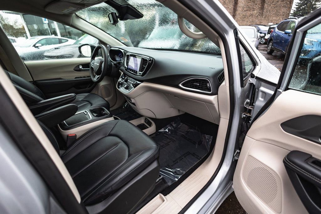 Used 2024 Chrysler Pacifica Touring-L image 26