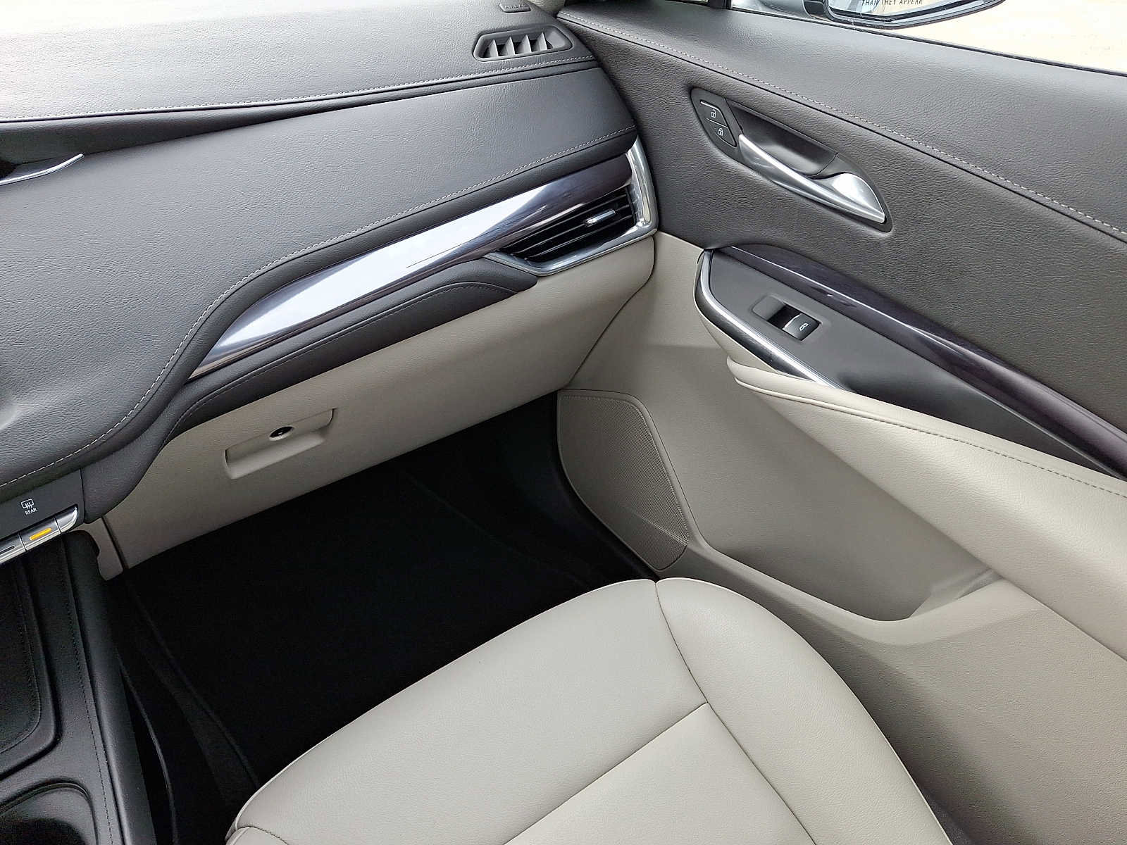 Certified 2023 Cadillac XT4 Luxury w/ Cold Weather Package image 21