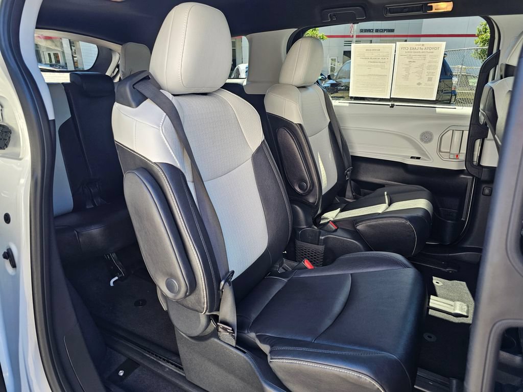 Used 2025 Toyota Sienna XSE AWD/4WD image 12