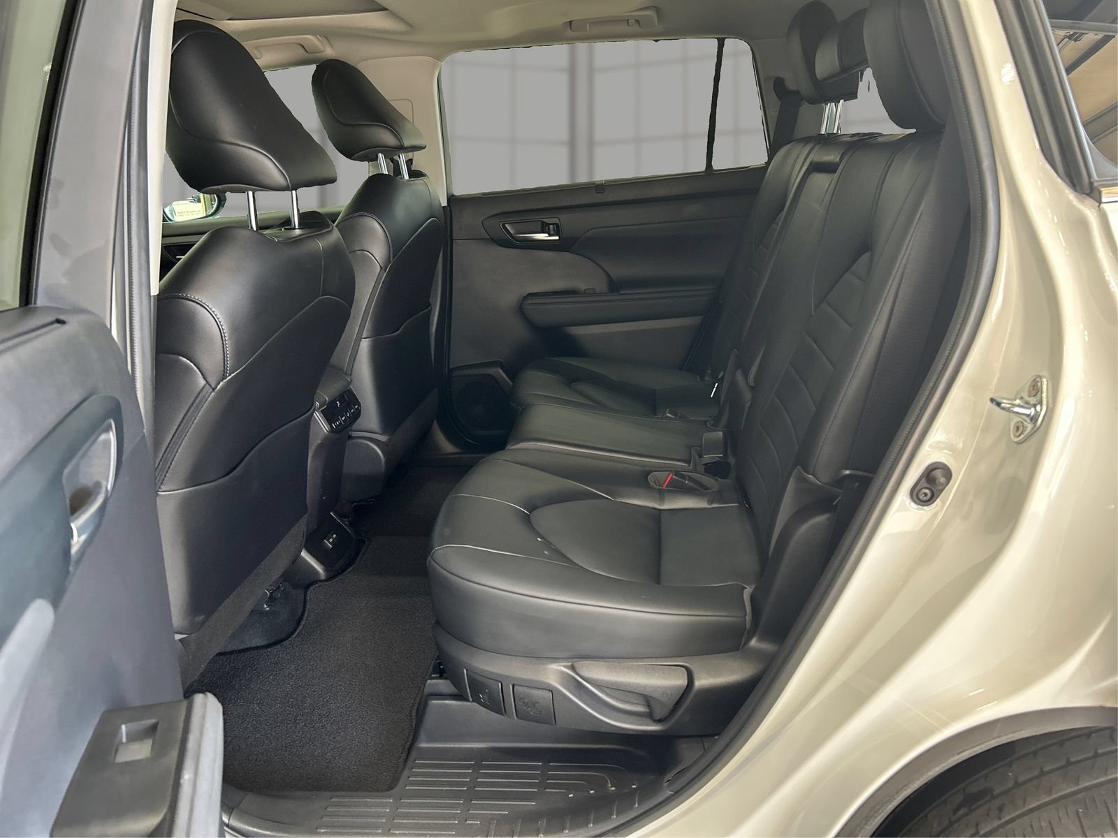 Used 2022 Toyota Highlander XLE AWD/4WD image 10