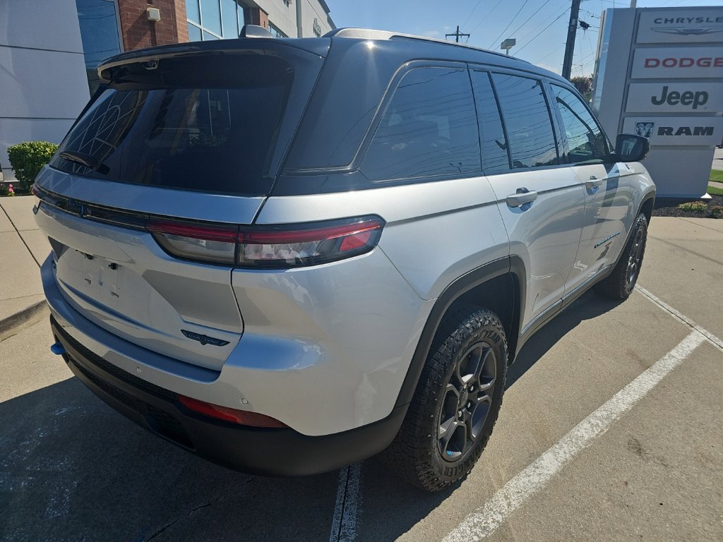 Certified 2024 Jeep Grand Cherokee Trailhawk w/ Advanced Protech Group II AWD/4WD image 17