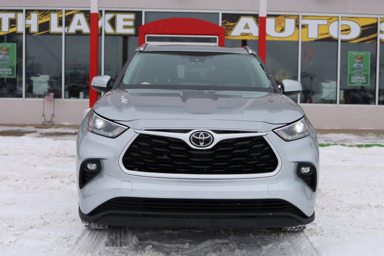 Used 2021 Toyota Highlander XLE AWD/4WD image 2