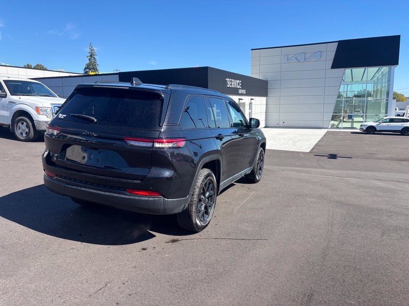 Used 2025 Jeep Grand Cherokee Altitude AWD/4WD image 8