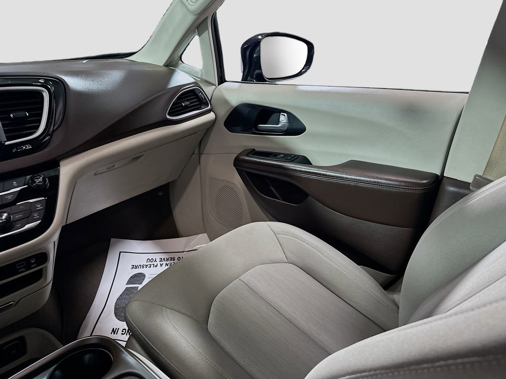 Used 2020 Chrysler Pacifica Touring image 23