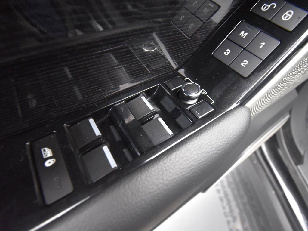 Used 2018 Land Rover Range Rover Velar R-Dynamic SE image 13