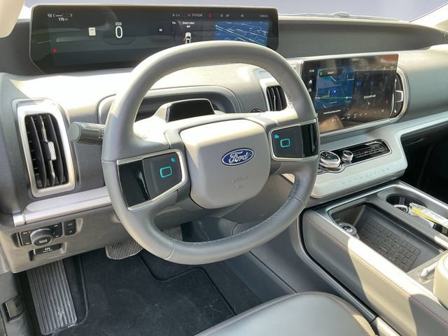 Certified 2025 Ford Expedition Active AWD/4WD image 9