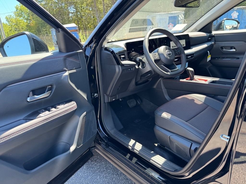 New 2025 Nissan Kicks SR FWD image 14