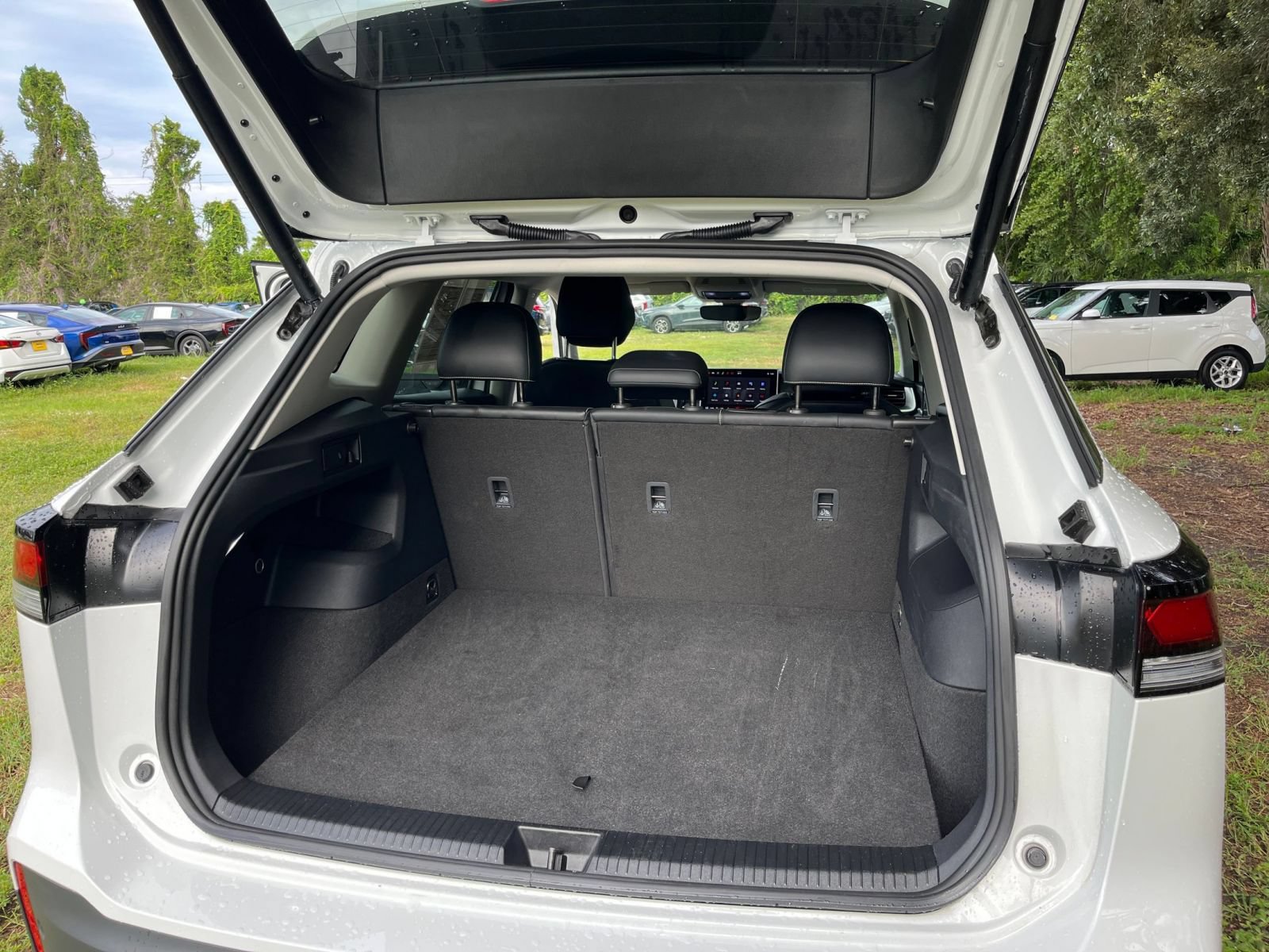 Used 2026 Volkswagen Tiguan SE FWD image 31