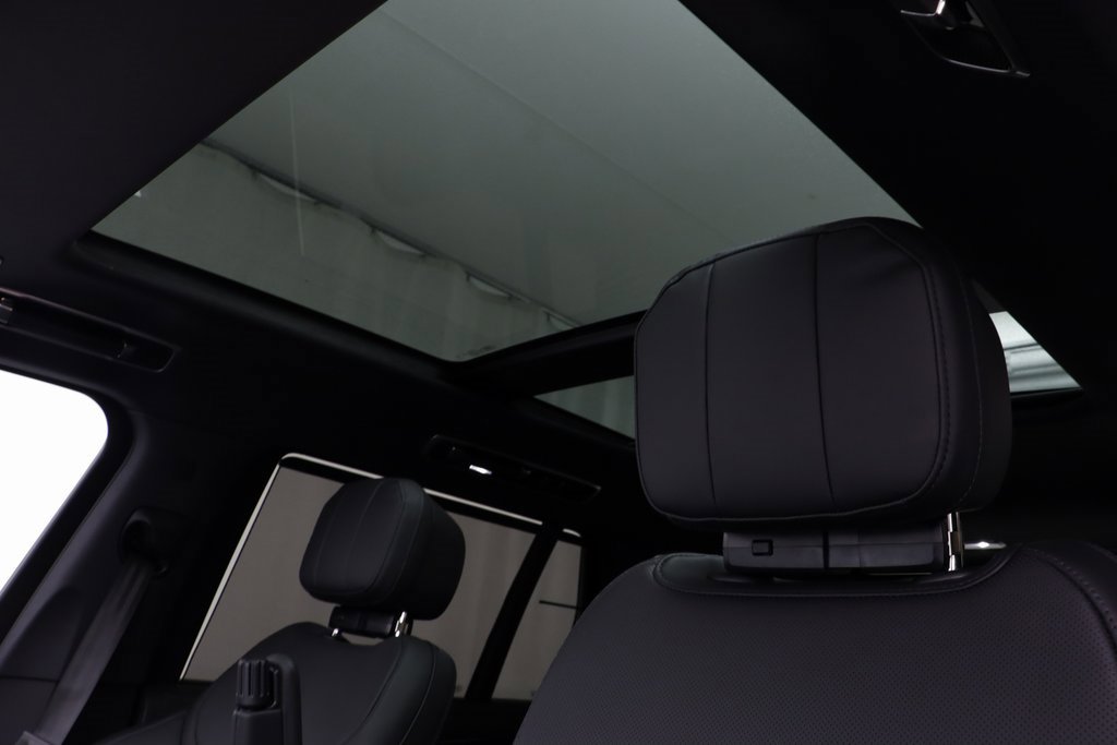 New 2025 Land Rover Range Rover Long Wheelbase SE image 15
