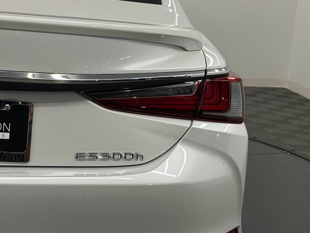 Used 2025 Lexus ES 300h w/ Luxury Package FWD image 14