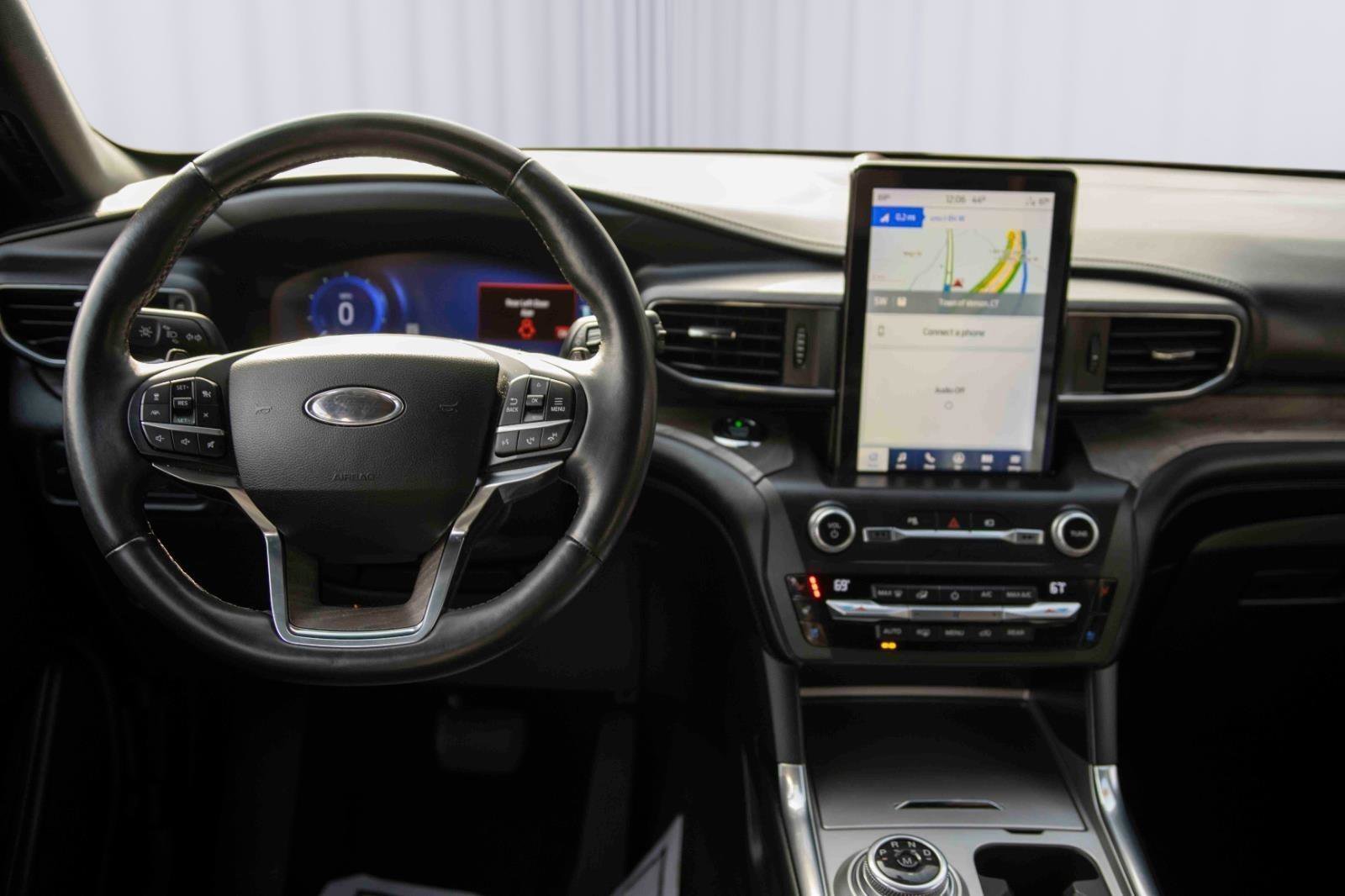 Used 2020 Ford Explorer Platinum w/ Premium Technology Package image 3