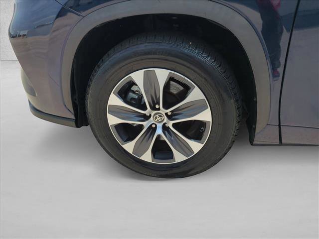 Used 2022 Toyota Highlander XLE FWD image 25