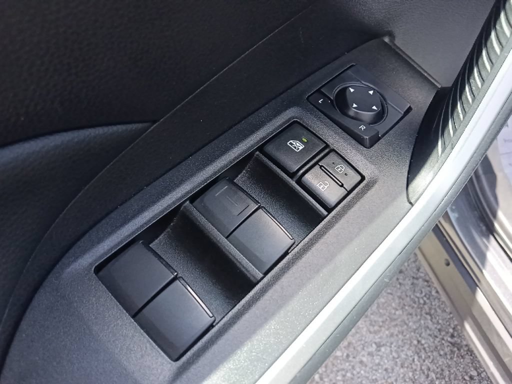 Used 2025 Toyota RAV4 LE AWD/4WD image 13