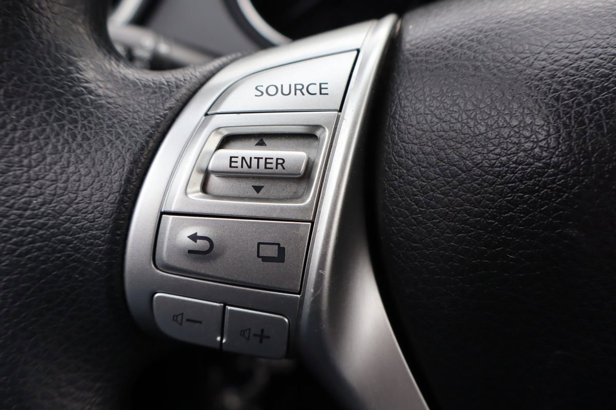 Used 2015 Nissan Rogue S image 29