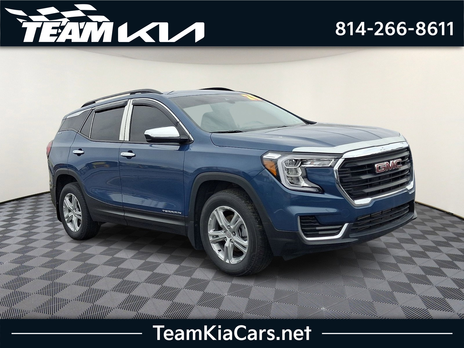Used 2024 GMC Terrain SLE w/ Driver Convenience Package image 1