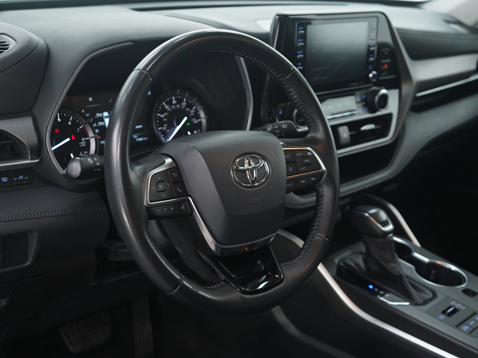 Used 2020 Toyota Highlander XLE image 24