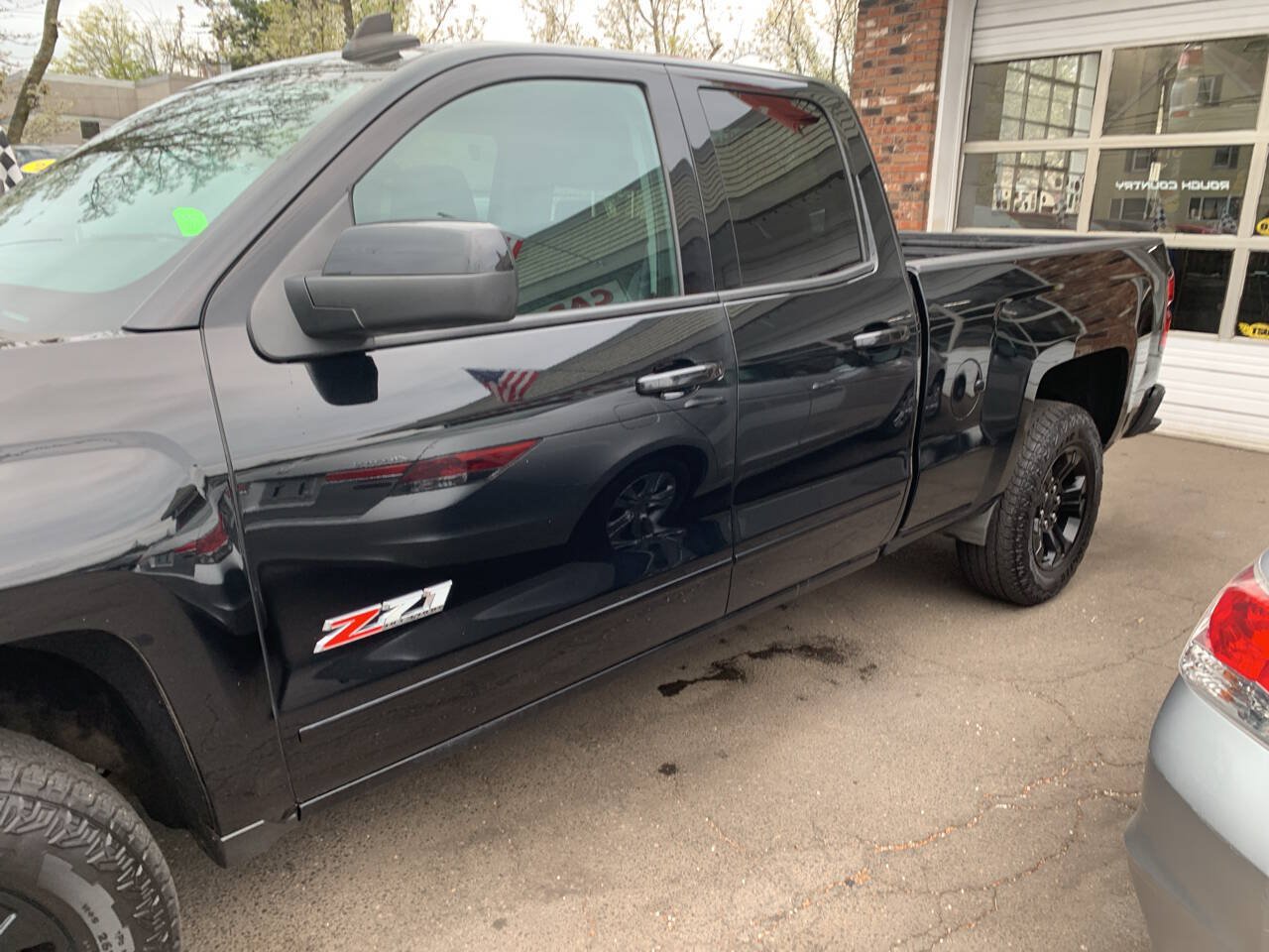 Used 2017 Chevrolet Silverado 1500 LT w/ Midnight Edition AWD/4WD image 10