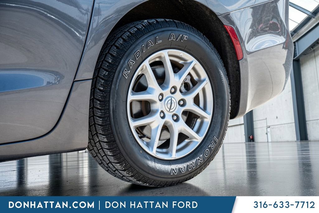 Used 2023 Chrysler Pacifica Touring-L image 38