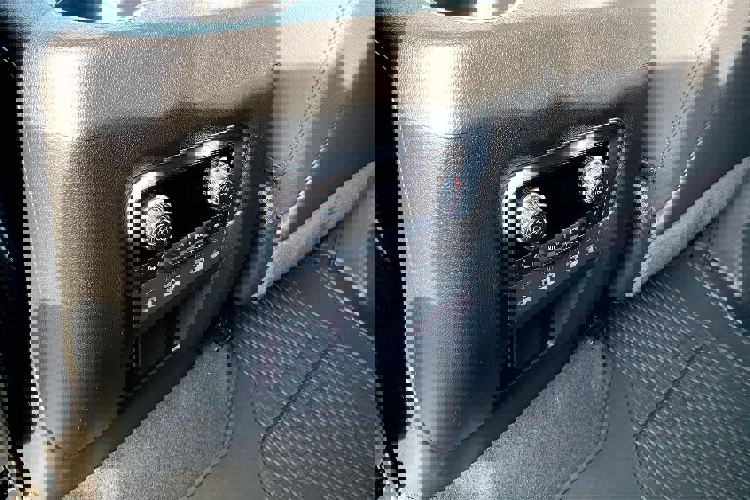 Used 2024 GMC Yukon XL Denali w/ Advanced Technology Package image 34