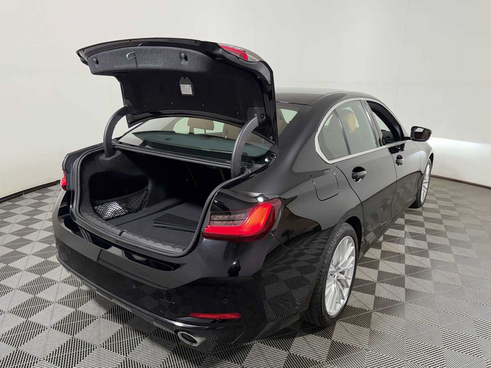Used 2024 BMW 330i xDrive Sedan w/ Premium Package AWD/4WD image 23