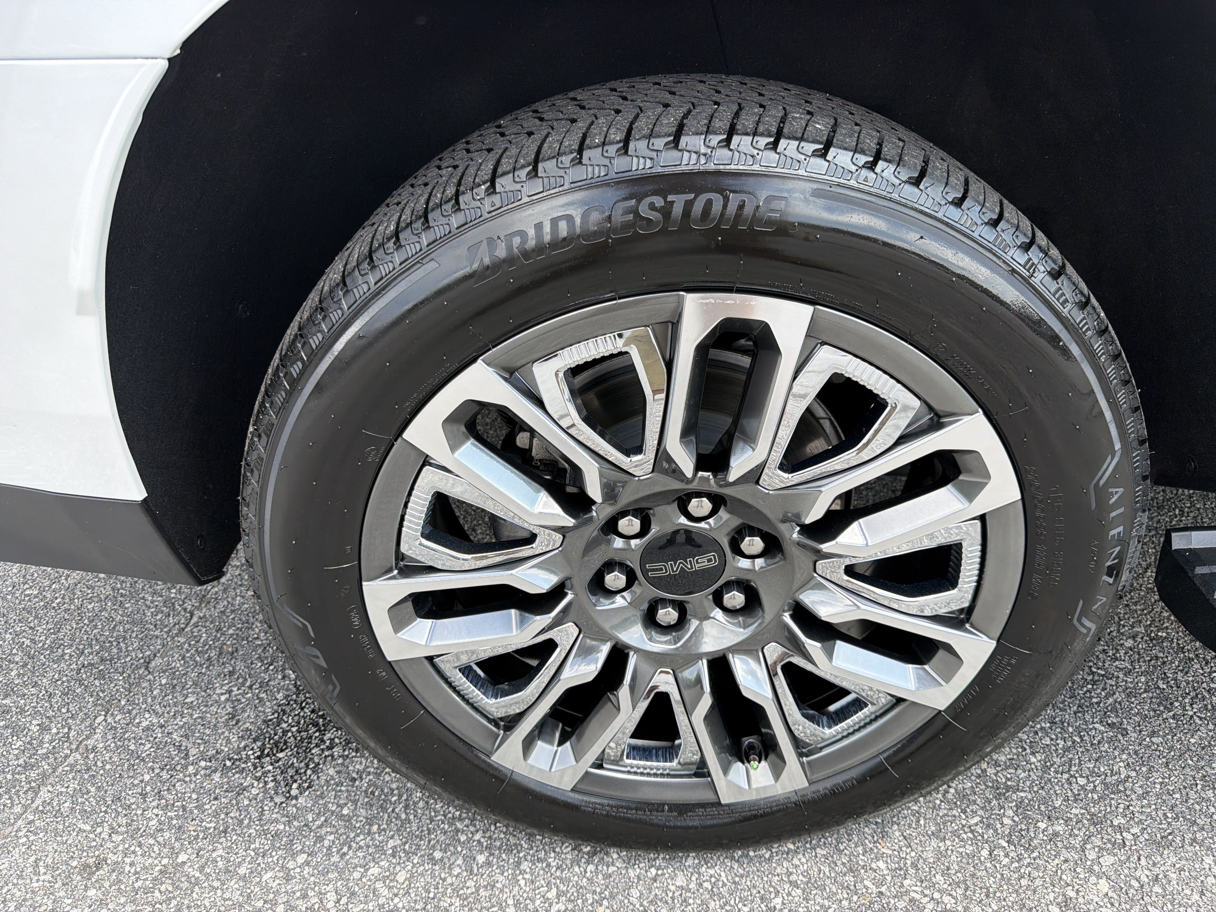 Used 2024 GMC Yukon XL Denali Ultimate AWD/4WD image 18