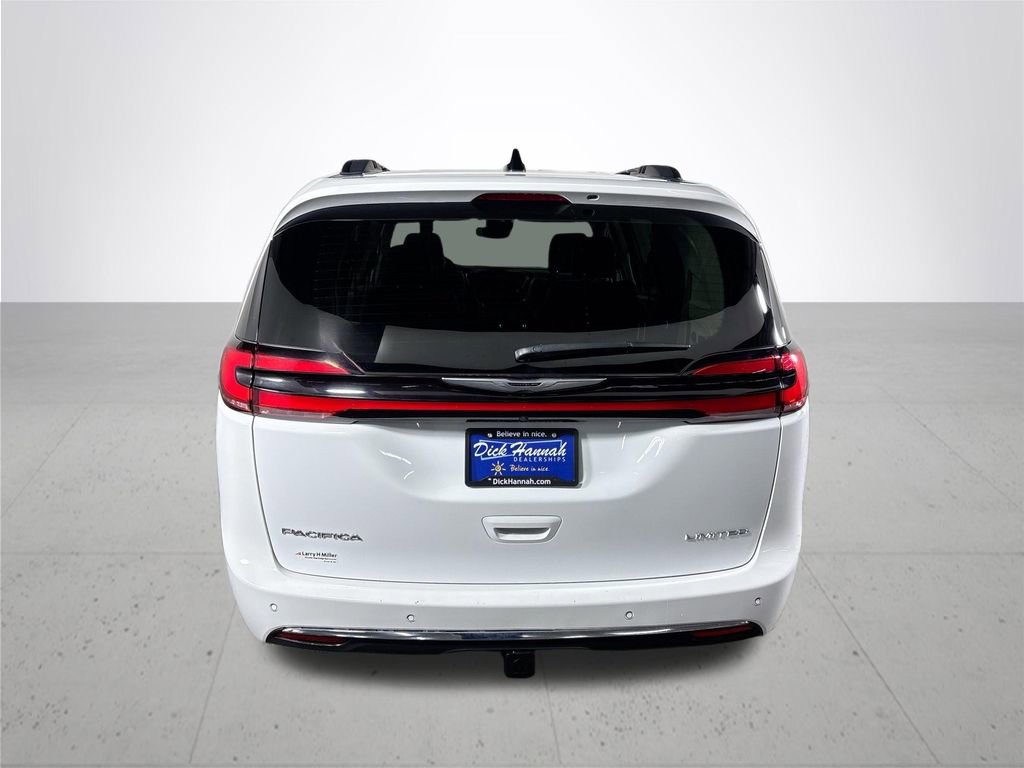 Used 2023 Chrysler Pacifica Limited w/ Uconnect Theater Family Group image 7