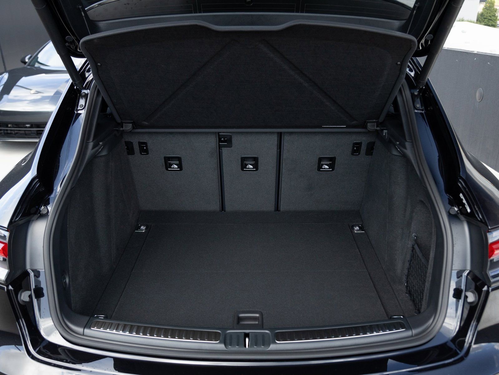 Certified 2025 Porsche Macan image 28